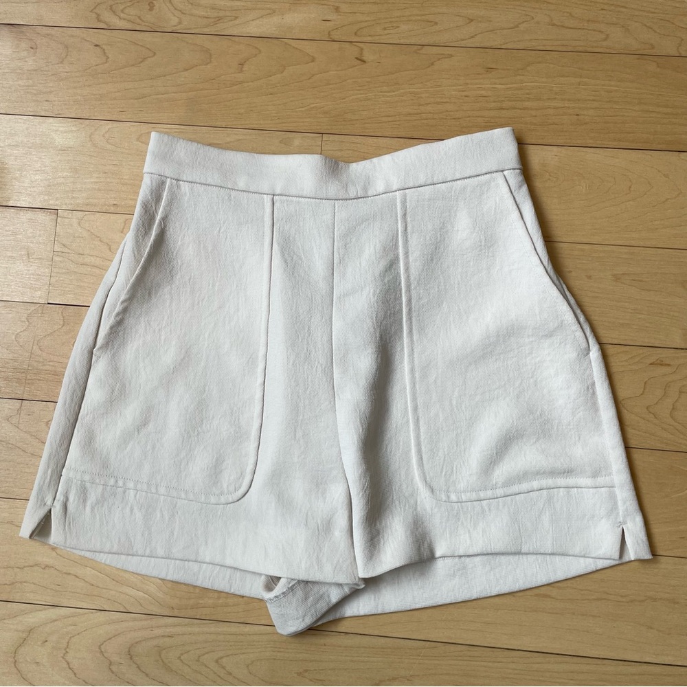 Aritzia white bossier short in size small